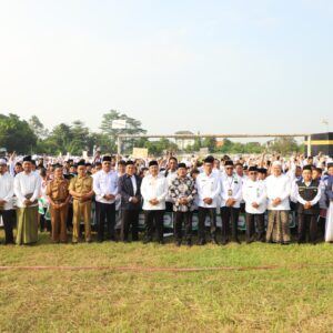 Wujudkan Generasi Religius, Bupati Warsubi buka Manasik ribuan Siswa di Stadion Merdeka