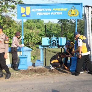 *Polres Magetan Revitalisasi Jembatan Mangge untuk Masyarakat*