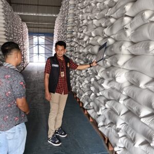 *Satgas Pangan Polres Ngawi Cek Gudang Bulog Pastikan Stok Beras dan Jagung Aman*