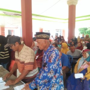 Pemdes Tambar Salurkan Bantuan Dari PT Afco Grup Untuk Menopang Kebutuhan Pangan Warga