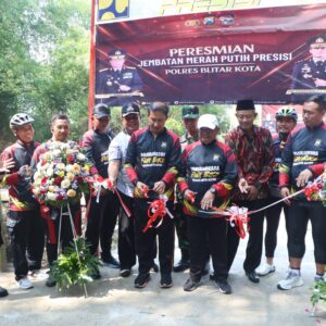 *Polres Blitar Kota Resmikan Jembatan Merah Putih Presisi Penghubung Dua Desa*
