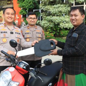*Polres Gresik Kembalikan 3 Motor Korban Curanmor dan Begal Tanpa Biaya*