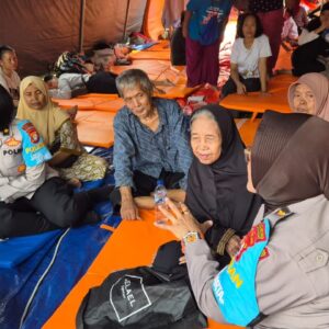 *Polwan Jaga Jakarta Salurkan Bantuan dan Trauma Healing untuk Korban Kebakaran Pasar Jiung*
