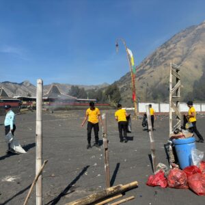 *Polres Probolinggo Gelar Bakti Bersih di Gunung Bromo Usai Yadnya Kasada*