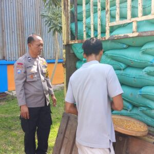 *Wujud Dukungan Ketahanan Pangan, Polisi Kawal Pengiriman 10 Ton Jagung ke Bulog Jombang*