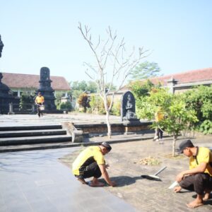 *Polres Malang Gelar Bakti Religi Bersihkan Tempat Ibadah Sambut Hari Bhayangkara ke-80*