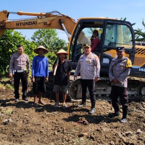 *Polres Pelabuhan Tanjungperak Datangkan Alat Berat Bantu Petani Olah Lahan Pascapanen*