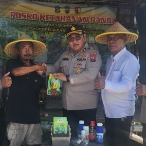 *Polres Pelabuhan Tanjungperak Salurkan Bantuan Bibit dan Obat Hama untuk Kelompok Tani*