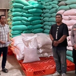*Polres Pelabuhan Tanjungperak Bantu Petani Distribusikan Jagung Hasil Panen ke Bulog*
