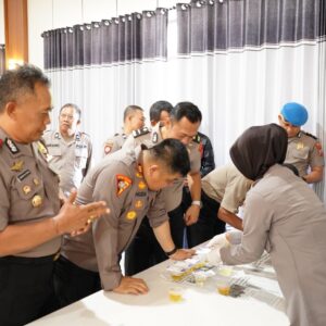 *Komitmen Bersih Narkoba, Kapolres Situbondo Jalani Tes Urine bersama PJU dan Kapolsek Jajar