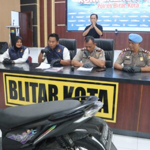 *Polres Blitar Kota Amankan Tiga Tersangka Perampasan Modus Jebak Korban Lewat Aplikasi Kencan*