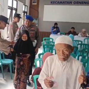 *Tuai Pujian, Aksi Humanis Polsek Geneng Bantu Lansia yang Antri Terima PKH Plus di Ngawi*
