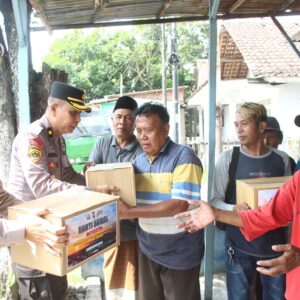 *Sambut Hari Bhayangkara ke 80, Polres Bondowoso Salurkan Bantuan untuk Anak Yatim, Ojol dan Sopir Angkot*