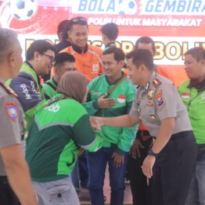 *Polres Probolinggo Perkuat Silaturahmi, Ajak Mahasiswa dan Komunitas Ojol Nobar Piala Dunia*