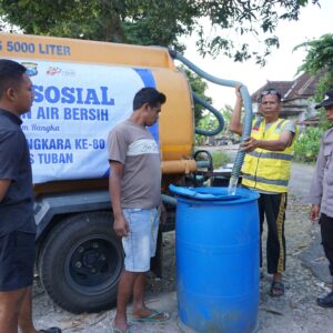 *Polres Tuban Gelar Baksos Sambut Hari Bhayangkara ke 80, Droping 40 Ribu Liter Air Bersih di 3 Desa*