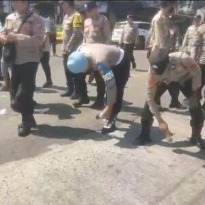 *Salut, Personel Polres Blitar Bersihkan Sampah Usai Layanan Pengamanan Aksi Unjuk Rasa*