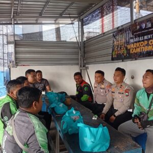 *Sambut Hari Bhayangkara ke – 80, Polres Jember Berbagi Paket Sembako untuk Ojol*