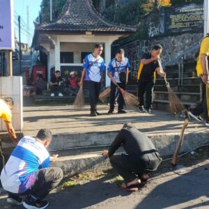 *Polres Lumajang Gelar Bakti Religi Bersihkan Sejumlah Tempat Ibadah Sambut Hari Bhayangkara ke -80*