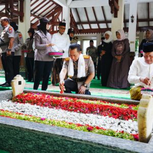 Jelang Hari Bhayangkara, Kapolri Ziarah ke Makam Gus Dur