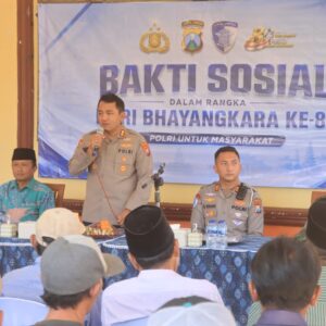 *Hari Bhayangkara ke -80, Polres Probolinggo Salurkan Bantuan Alat Pertanian dan Droping 10 Ribu Liter Air Bersih di Banyuanyar*