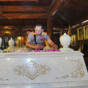 Usai Soekarno dan Gus Dur, Kapolri Ziarah-Tabur Bunga ke Makam Soeharto