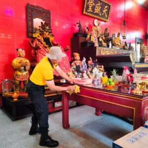 *Sambut Hari Bhayangkara ke-80, Polres Malang Bersih-Bersih Vihara di Lawang*