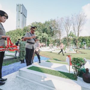 *Polda Jatim Ziarah dan Tabur Bunga di TMP, Kenang Jasa Pahlawan Jelang Hari Bhayangkara ke-80*   SURABAYA – Polda Jawa Timur menggelar upacara ziarah dan tabur bunga di Taman Makam Pahlawan (TMP) 10 November Surabaya dalam rangka memperingati Hari Bhayangkara ke-80, Rabu (24/6/2026).  Kegiatan tersebut berlangsung khidmat sebagai bentuk penghormatan kepada para pahlawan yang telah berjuang dan mengorbankan jiwa raga demi kemerdekaan serta keutuhan Negara Kesatuan Republik Indonesia.   Upacara yang dipimpin oleh Kapolda Jawa Timur, Irjen Pol. Drs. Nanang Avianto, M.Si tersebut diikuti oleh para Pejabat Utama Polda Jatim dan anggota.  Kabid Humas Polda Jatim Kombes Pol. Jules Abraham Abast mengatakan, ziarah dan tabur bunga menjadi tradisi yang sarat makna dalam setiap peringatan Hari Bhayangkara.   Menurut Kombes Abast, kegiatan tersebut merupakan bentuk penghormatan sekaligus pengingat bagi seluruh anggota Polri agar senantiasa meneladani semangat juang para pahlawan dalam mengabdi kepada bangsa dan negara.  “Ziarah dan tabur bunga ini bukan sekadar kegiatan seremonial, tetapi menjadi momentum bagi seluruh insan Bhayangkara untuk mengenang, menghormati, dan melanjutkan nilai-nilai perjuangan para pahlawan,” ujar Kombes Abast.  Kabid Hunas Polda Jatim juga menegaskan, semangat pengabdian, pengorbanan, serta loyalitas para Pahlawan akan menjadi teladan bagi Polri dalam memberikan pelayanan, perlindungan, dan pengayoman kepada masyarakat.  Masih kata Kombes Abast, peringatan Hari Bhayangkara ke-80 menjadi momentum refleksi bagi seluruh jajaran Polda Jatim untuk terus meningkatkan profesionalisme dan kualitas pelayanan kepada masyarakat.  “Melalui momentum Hari Bhayangkara ke-80 ini, kami ingin meneguhkan komitmen Polri, khususnya Polda Jawa Timur, untuk terus hadir sebagai institusi yang Presisi, humanis, serta semakin dipercaya masyarakat,” pungkas Kombes Abast.  Ziarah dan tabur bunga tersebut menjadi simbol penghargaan mendalam atas pengorbanan para pahlawan sekaligus pengingat bahwa nilai-nilai patriotisme dan pengabdian harus terus dijaga dan diwariskan kepada setiap generasi penerus, termasuk seluruh insan Bhayangkara dalam menjalankan tugasnya melayani masyarakat. (*)