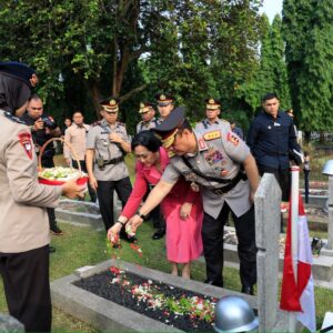 *Polri Gelar Ziarah dan Tabur Bunga Jelang Hari Bhayangkara ke-80*