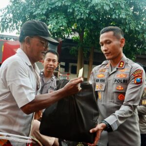 *Hari Bhayangkara ke-80, Polres Ponorogo Salurkan Ratusan Paket Bansos Untuk Masyarakat*