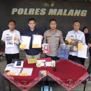 *Polres Malang Bongkar Modus Penipuan Berkedok Program UMKM Dua Tersangka Diamankan*