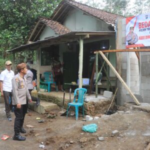 *Hari Bhayangkara ke-80: Polres Probolinggo Turun ke Pelosok Desa Salurkan Bansos Bedah Ruma