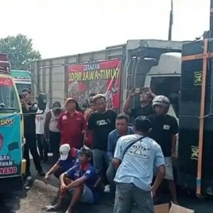 Tuntut Fasilitas Parkir dan Premanisme Jalanan, Ratusan Sopir Truk Lumpuhkan Jalan Depan Dishub Jombang