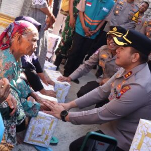 *Sambut Hari Bhayangkara ke-80, Polres Lamongan Bedah Rumah Warga Tak Layak Huni dan Salurkan Bansos*