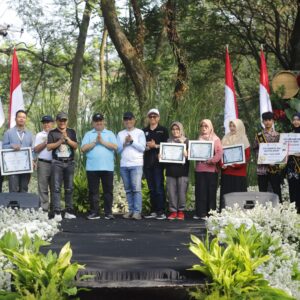 “Wujudkan Jombang Hijau dan Berkelanjutan, Bupati Warsubi Beri Penghargaan Hingga Hadiah Umroh di Jombang Eco Creative 2026”