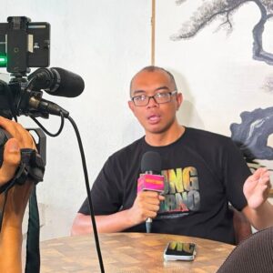 *Pengamat Sosial: Meningkatnya Kepercayaan Publik Bukti Reformasi Polri Mulai Diakui Masyarakat*  Jakarta – Hasil Survei Litbang Kompas yang mencatat tingkat kepercayaan publik terhadap Kepolisian Negara Republik Indonesia (Polri) mencapai 82,4 persen mendapat perhatian dari berbagai kalangan. Dibandingkan hasil survei tahun 2025 yang berada di angka 76,2 persen, capaian tersebut menunjukkan adanya peningkatan persepsi positif masyarakat terhadap institusi kepolisian.  Pengamat sosial Hizkia Darmayana menilai kenaikan tingkat kepercayaan tersebut mencerminkan bahwa berbagai langkah pembenahan yang dilakukan Polri di bawah kepemimpinan Kapolri Jenderal Listyo Sigit Prabowo mulai dirasakan secara nyata oleh masyarakat.  “Naiknya tingkat kepercayaan publik hingga 82,4 persen merupakan bukti bahwa masyarakat mulai merasakan hasil dari berbagai upaya pembenahan yang dilakukan Polri. Reformasi internal, peningkatan kualitas pelayanan, serta penguatan profesionalisme anggota memberikan dampak positif terhadap persepsi publik,” ujar Hizkia dalam keterangan tertulisnya, Jumat (26/6/2026).  Menurut Hizkia, kepercayaan masyarakat merupakan fondasi penting bagi institusi penegak hukum dalam menjalankan tugas menjaga keamanan dan ketertiban. Oleh karena itu, peningkatan kepercayaan tersebut harus dibarengi dengan komitmen untuk terus memperbaiki kualitas pelayanan, memperkuat transparansi dan akuntabilitas, serta menghadirkan penegakan hukum yang berkeadilan.  Ia juga menilai hasil Survei Litbang Kompas menjadi bentuk apresiasi masyarakat terhadap proses transformasi yang terus dilakukan Polri dalam beberapa tahun terakhir. Menurutnya, capaian tersebut patut dijadikan penyemangat bagi seluruh jajaran kepolisian untuk terus meningkatkan kualitas pengabdian kepada masyarakat.  “Kepercayaan publik dibangun melalui kerja nyata dan harus terus dipertahankan. Dengan menjaga integritas, meningkatkan pelayanan, serta responsif terhadap kebutuhan masyarakat, Polri akan semakin memperkuat legitimasi dan kepercayaan publik di masa mendatang,” katanya.  Lebih lanjut, Hizkia menilai hasil survei yang menunjukkan tingkat kepercayaan publik terhadap Polri mencapai 82,4 persen memperlihatkan semakin positifnya penilaian masyarakat terhadap kinerja institusi dalam menjalankan fungsi pelayanan, perlindungan, pengayoman, serta penegakan hukum. Peningkatan tersebut juga menjadi indikator bahwa upaya reformasi internal dan penguatan profesionalisme di tubuh Polri semakin memperoleh pengakuan dari publik.