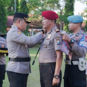 *Polres Jombang Gelar Upacara Kenaikan Pangkat, 86 Personel Jalani Tradisi Siraman Air Kembang*