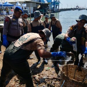 *Polres Blitar bersama Komunitas Pecinta Alam Peringati Hari Bhayangkara ke-80 di Gunung Kelud*