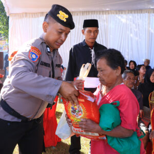 *Polres Ngawi Salurkan 500 Paket Sembako untuk Masyarakat di Bringin*
