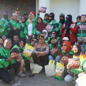 *Polrestabes Surabaya Salurkan Paket Sembako untuk Warga di Hari Bhayangkara ke – 80*
