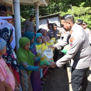 *Polres Bondowoso Salurkan Bantuan Beras untuk Warga Curahpoh di Hari Bhayangkara – ke 80*