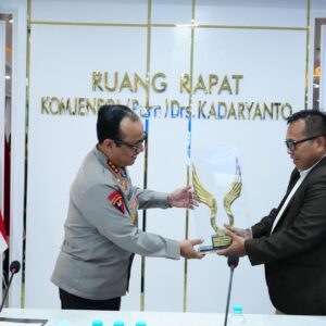 *Wakapolri Raih Penghargaan The Visionary Leader of National Security, Akademisi Apresiasi Reformasi dan Transformasi Polri*