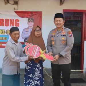 *Dukung UMKM, Polres Magetan Renovasi Warung Bu Tiyem di Hari Bhayangkara ke – 80*