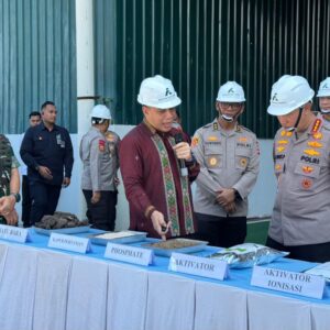 *Kapolri Tinjau Pabrik Pupuk Batu Bara di Kampar, Lepas Distribusi 80 Ton Pupuk untuk Kelompok Tani Riau*