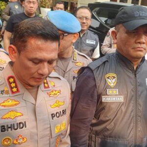 *Kortas Tipidkor dan Polda Metro Geledah Cafe dan Money Changer*