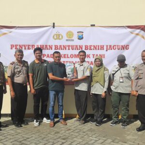 *Penyerahan Bantuan Benih Jagung dari Kementerian Pertanian Melalui Polres Jombang Kepada Kelompok Tani di Kecamatan Diwek Kabupaten Jombang*