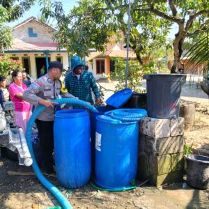 *Polres Bojonegoro Salurkan 16 Ribu Liter Air Bersih untuk Warga Terdampak Kemarau di Ngambon*