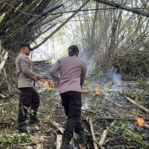 *Polres Trenggalek Terjunkan Personel Jajaran Padamkan Api di Gunung Orak Arik*