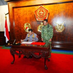 *Kapolri Perkuat Soliditas TNI-Polri Lewat Silaturahmi dengan Panglima TNI di Mabes TNI*