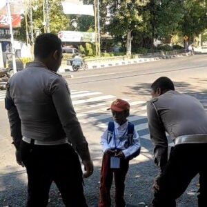 *Diantar Polisi, Bocah SD di Gresik yang Tersesat Jalan Pulang Akhirnya Bertemu Orang Tuanya*