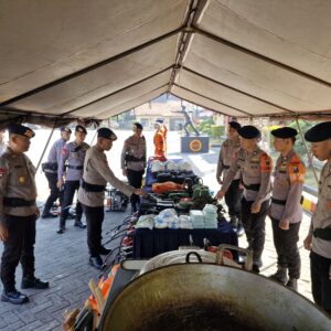 *Brimob Polda Jatim Siagakan Personel dan Alsus SAR Antisipasi Karhutla*